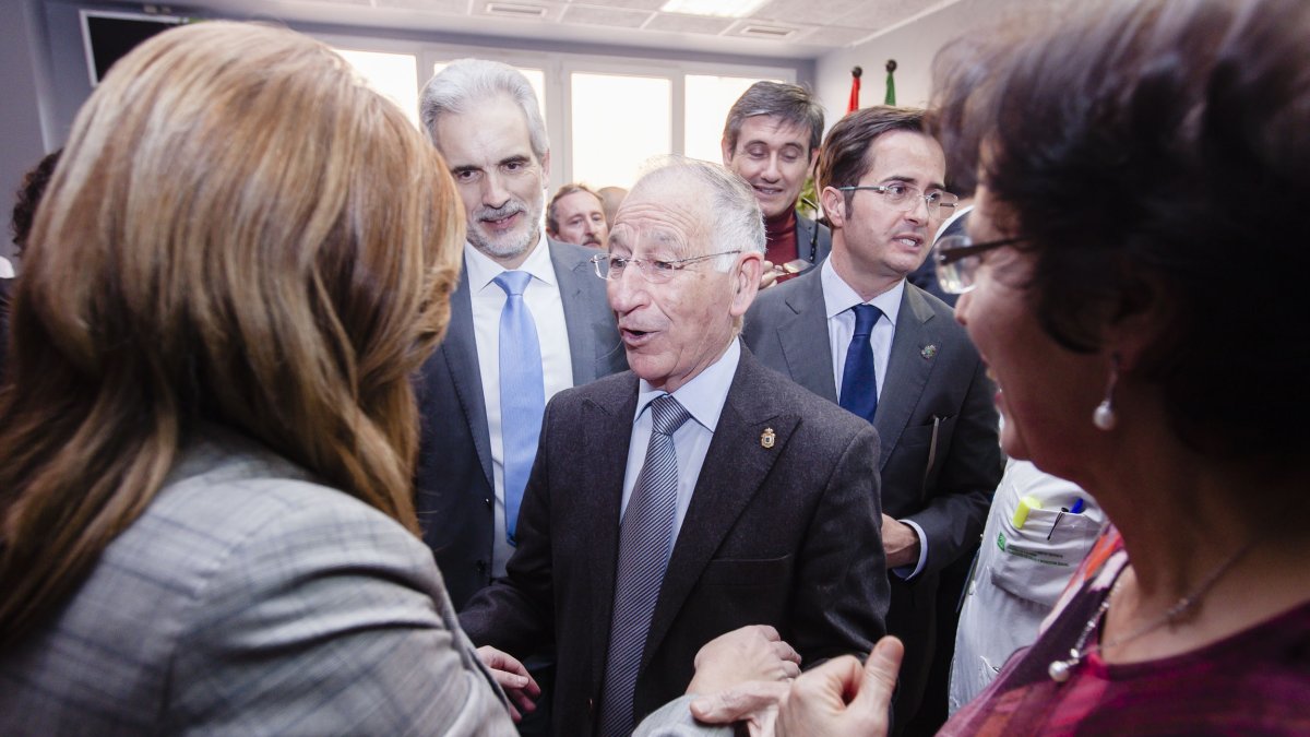 Amat, habla con la presidenta de la Junta, en presencia del consjero de Salud.