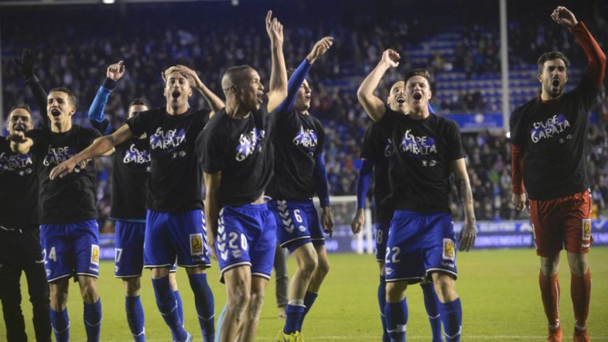 El Alavés celebrando la clasificación.