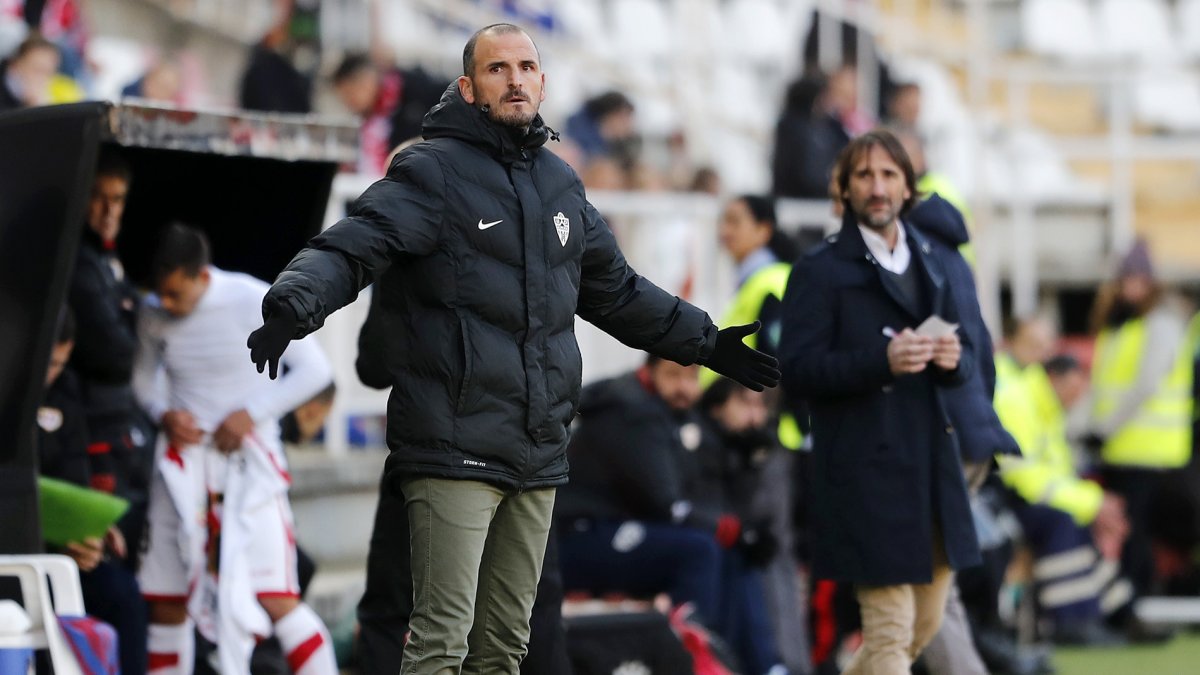 Fernando Soriano en el banquillo de Vallecas.