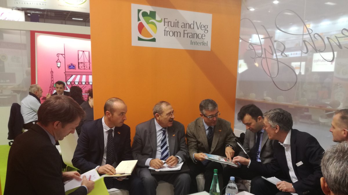 Los representantes de Hortyespaña, Interfel y Ortofrutta, reunidos en el pabellón francés.