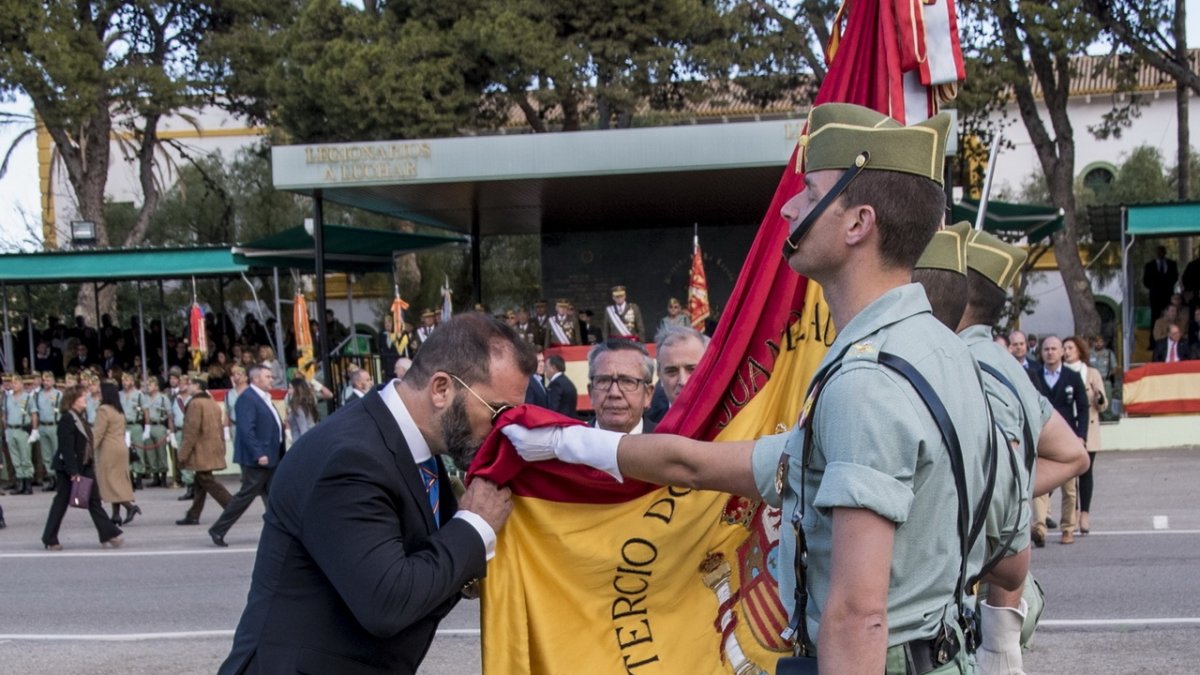 Jura de personal civil en Viator en enero