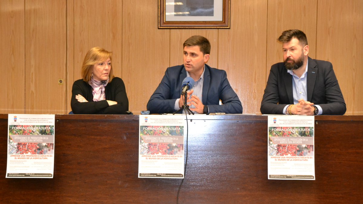 José Juan Rodríguez, en el centro, presentando el nuevo curso.