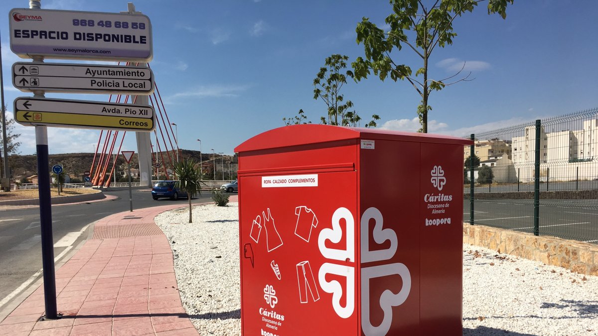 Contenedor de Cáritas en Albox distinguible por su color rojo.