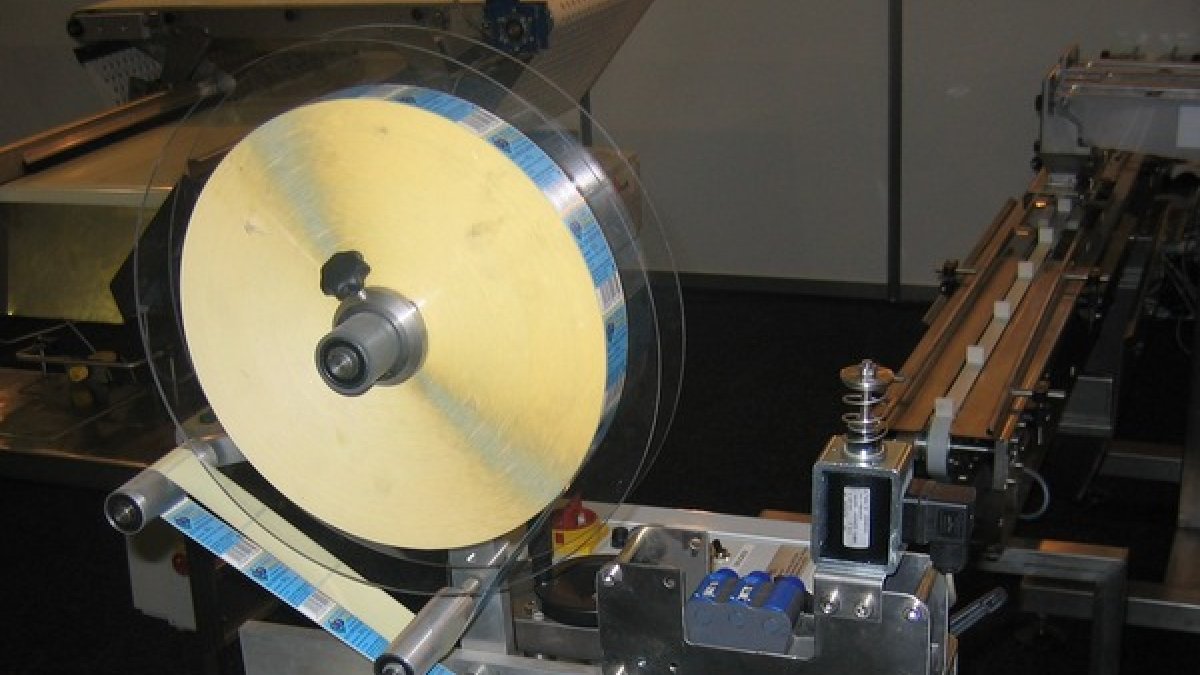 La máquina M-80 de Krebeck para dobles rótulos para envases de frutas y hortalizas.