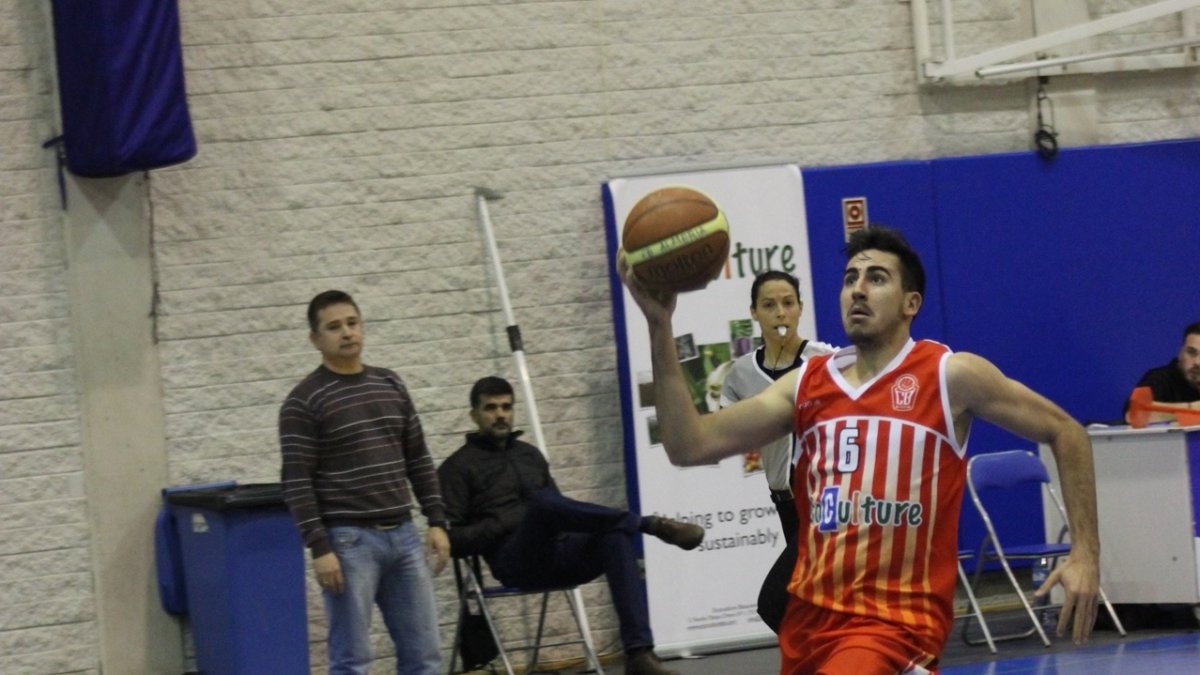 José Jiménez entrando a canasta.