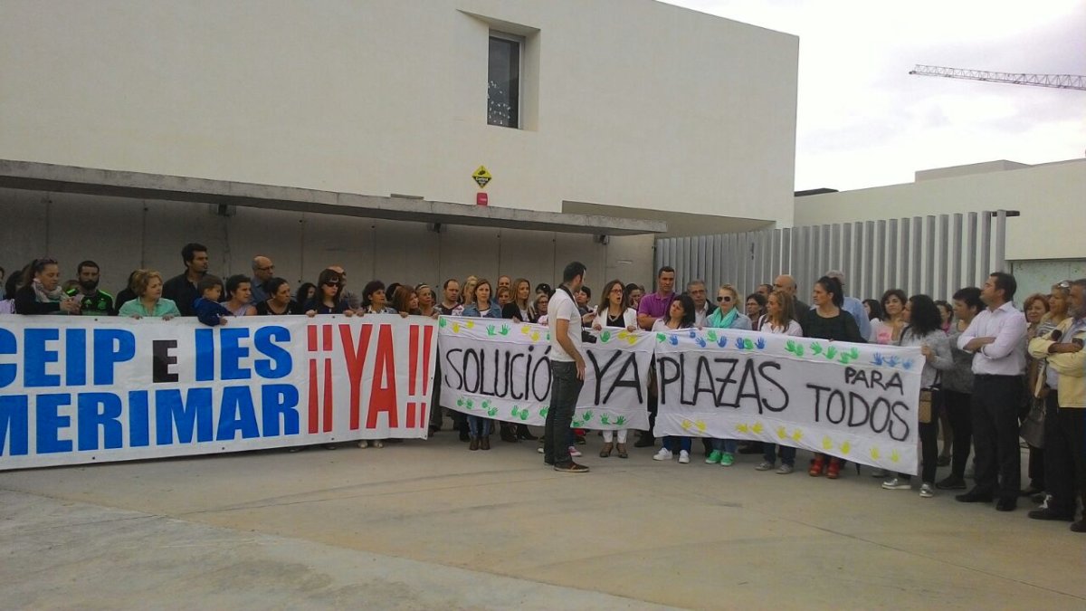 Concentración a las puertas del colegio de Almerimar, que será uno de los que reciban dinero este curso.