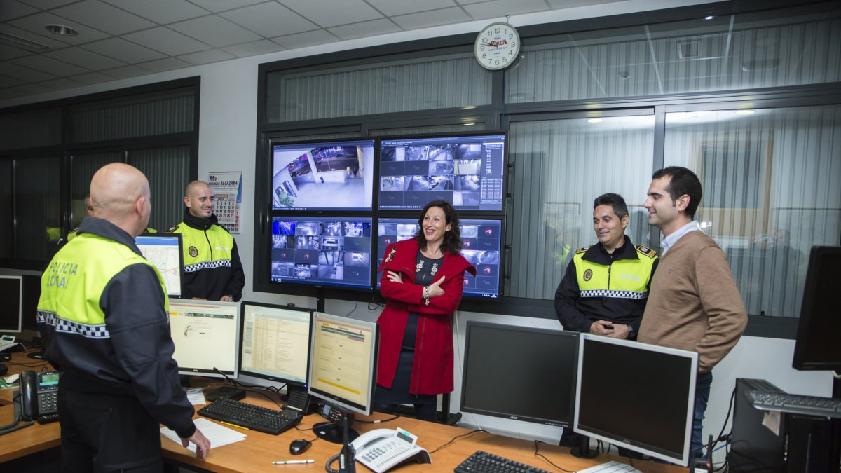 El alcalde y la concejal en la Jefatura de la Policía Local de Almería