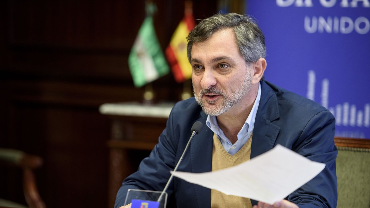 El diputado provincial Ángel Escobar con los informes sobre las necesidades de acometer obras.