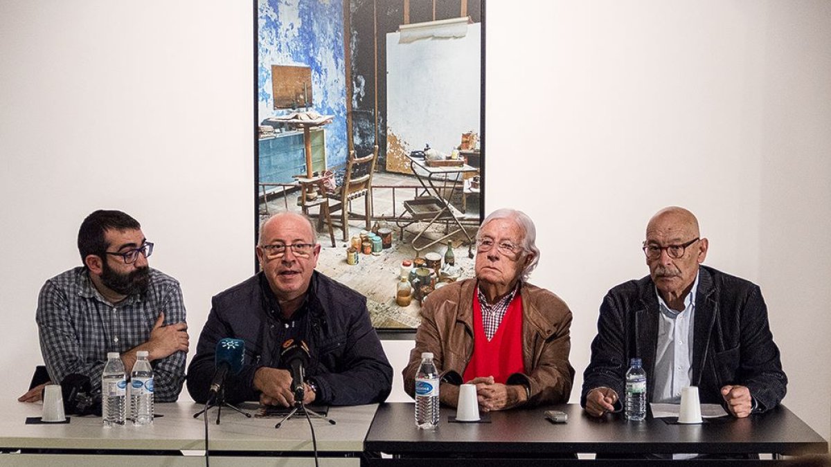 Juan David Salcedo Muñoz, ganador de Proyecta Fotografía, junto a los tres miembros del jurado: José Luis Cano de Clorofila Digital, Carlos Pérez Siq