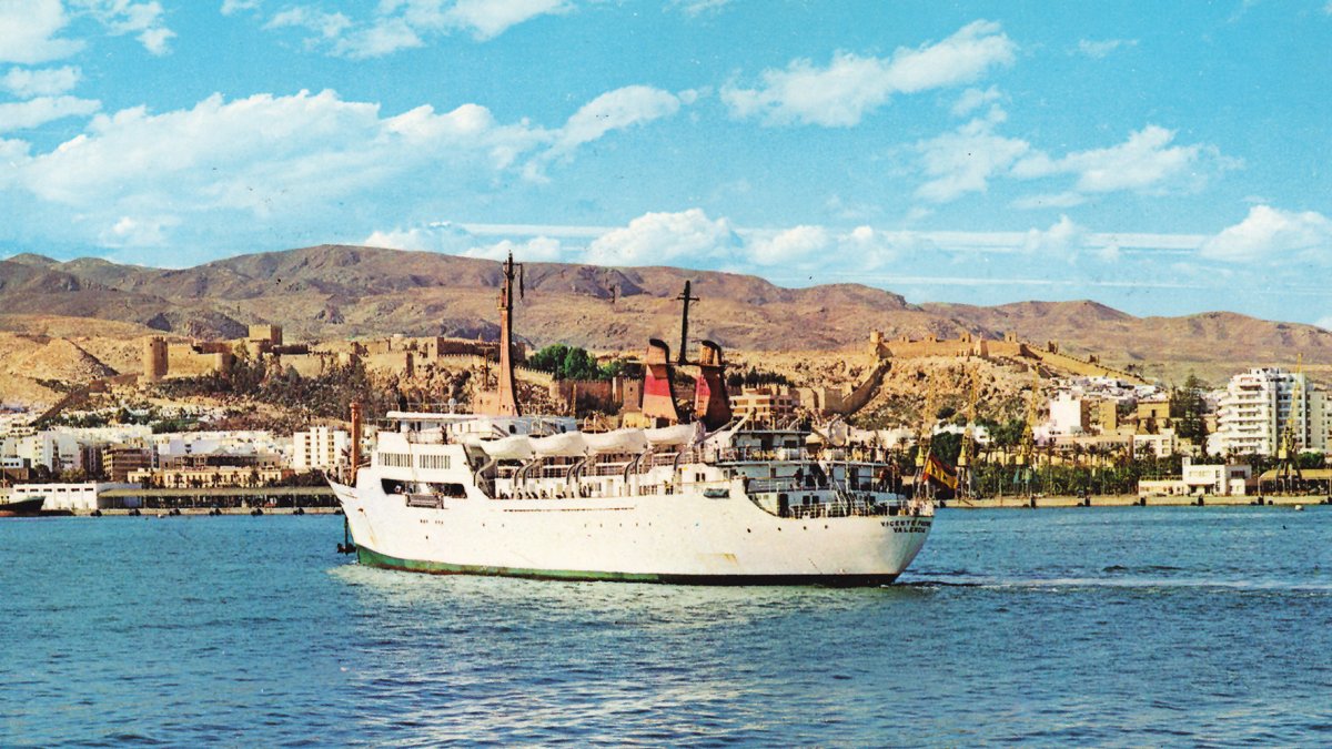 El Vicente Puchol entrando en la bahía de Almería a mediados de los 70. Hizo su viaje inaugural en 1969.
