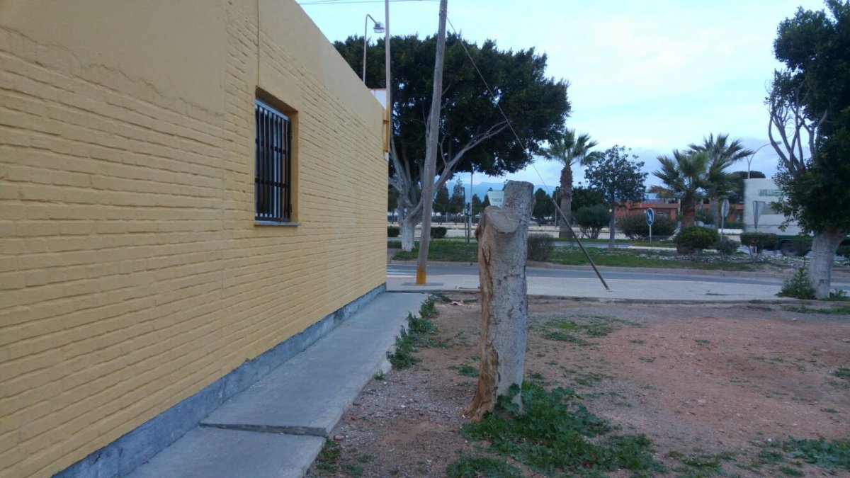 Fachada de la vivienda en la que viven Kamel, Isabel y su hijo Jorge y que fue asaltada hace apenas un mes.