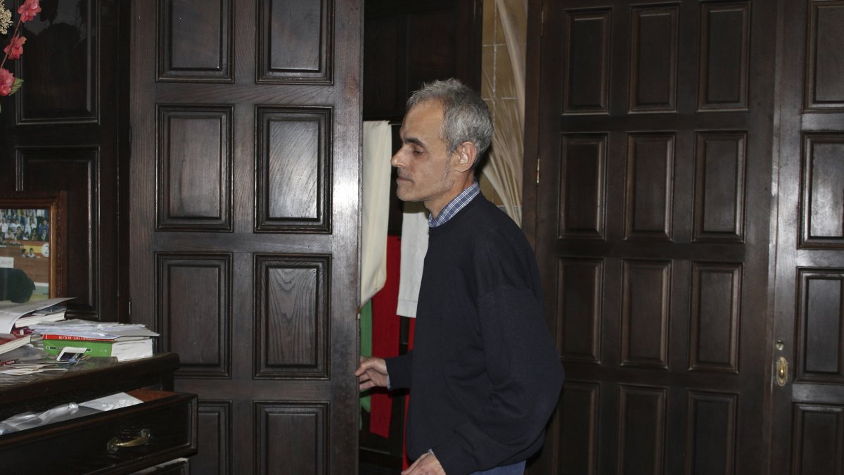 Felipe  es el sacristán de la iglesia de San Pedro. Su mundo está entre bastidores, preparando las misas diarias, vistiendo al sacerdote.