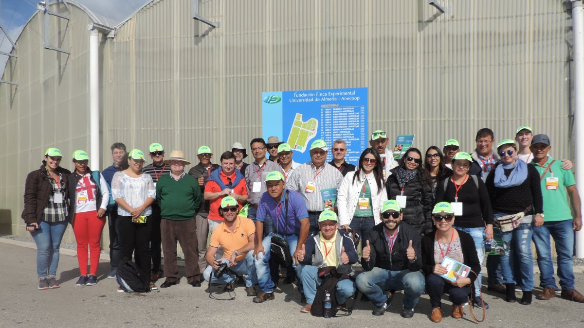 La delegación colombiana visitando la Finca Experimental UAL-ANECOOOP.