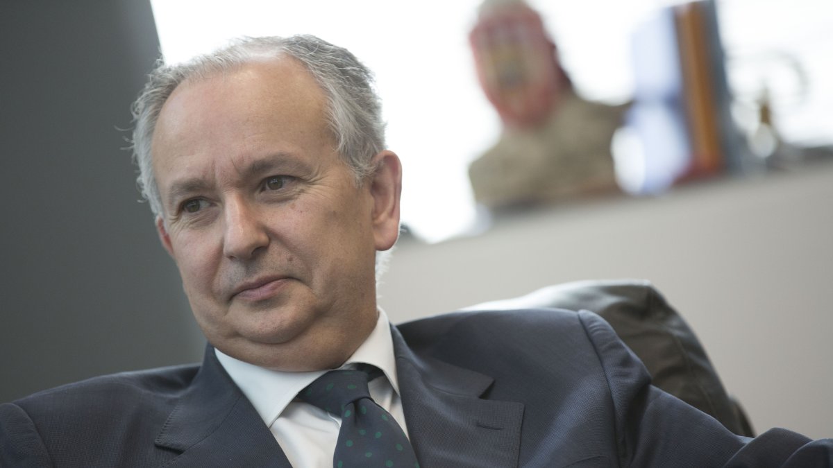 Luis M. Columna en su despacho del edificio judicial.