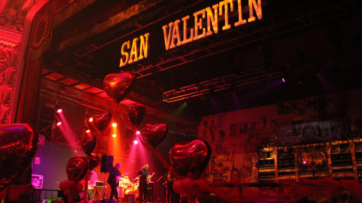 El Teatro Cervantes ha acogido la cena-espectáculo de San Valentín.