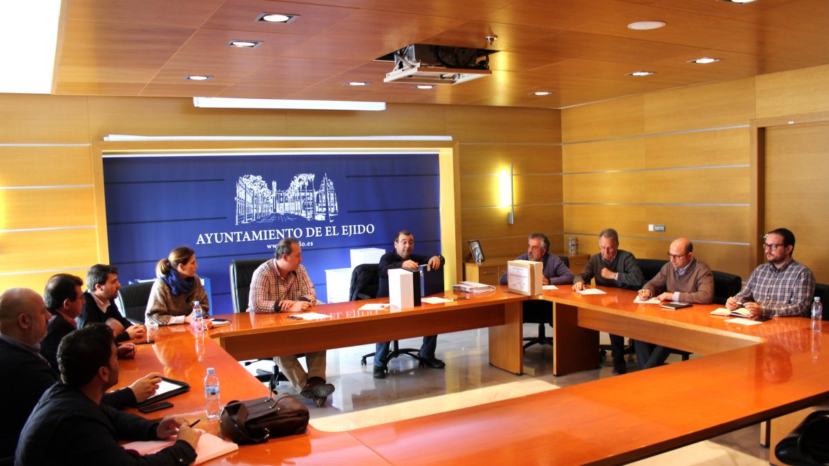 Mesa de Contratación Técnica reunida esta mañana en el ayuntamiento de El Ejido.
