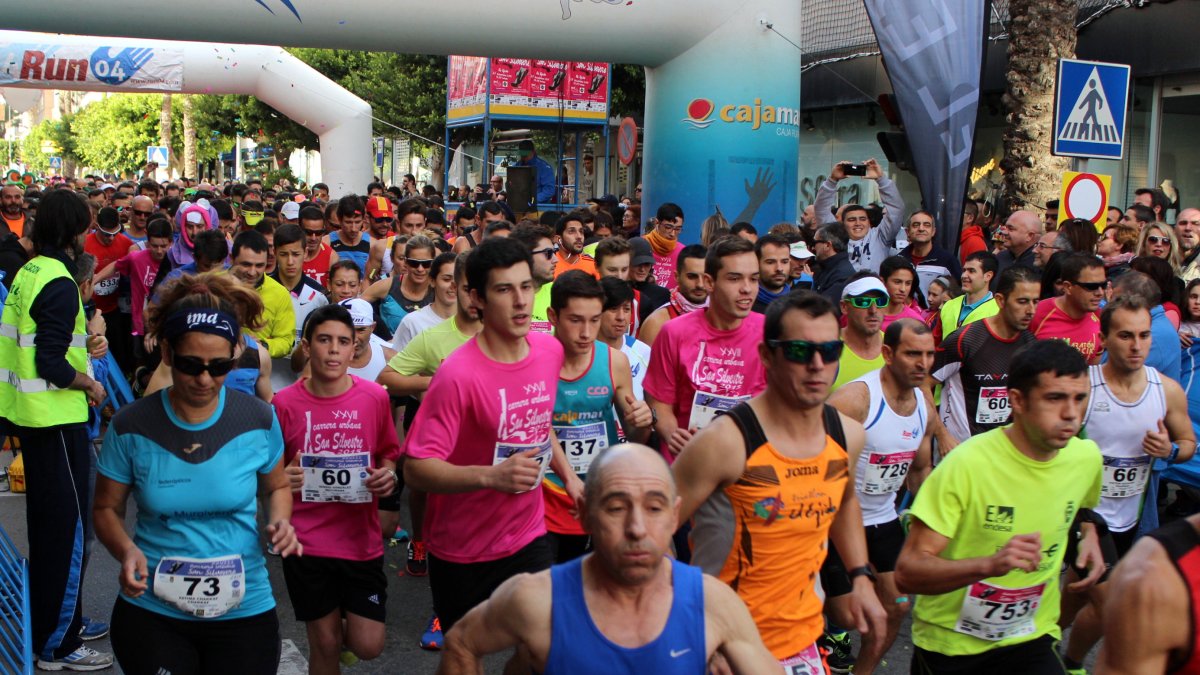 Cientos de corredores se agolpan en la salida de la última San Silvestre, que se celebró el pasado 15 de enero.