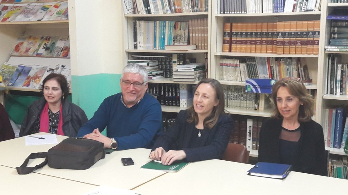 La delegada de Educación, Francisca Fernández, en su visita al CEIP San Luis.