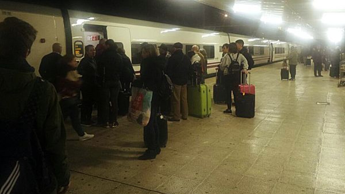 Trasbordo en Linares-Baeza, ayer tarde.