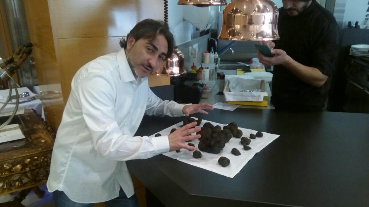 El Chef almeriense Tony García ha preparado una joya de la naturaleza, la trufa negra gigante de los montes de Ohanes.