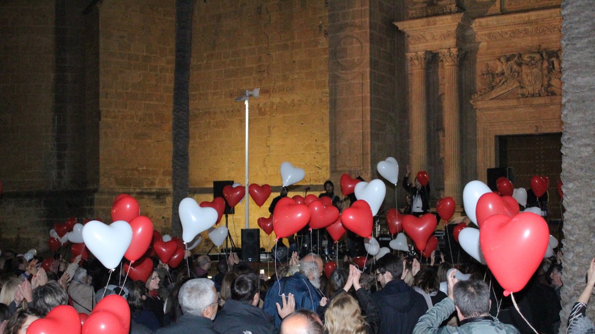 Suelta de globos que los enamorados realizaron en el concierto de Los Vinilos en la Plaza de la Catedral.
