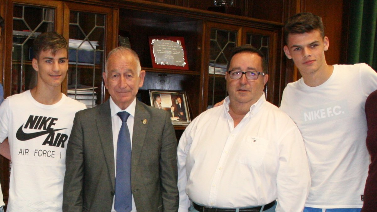 Álex Baena y Antonio Jesús con Gabriel Amat y José Juan Rubí.