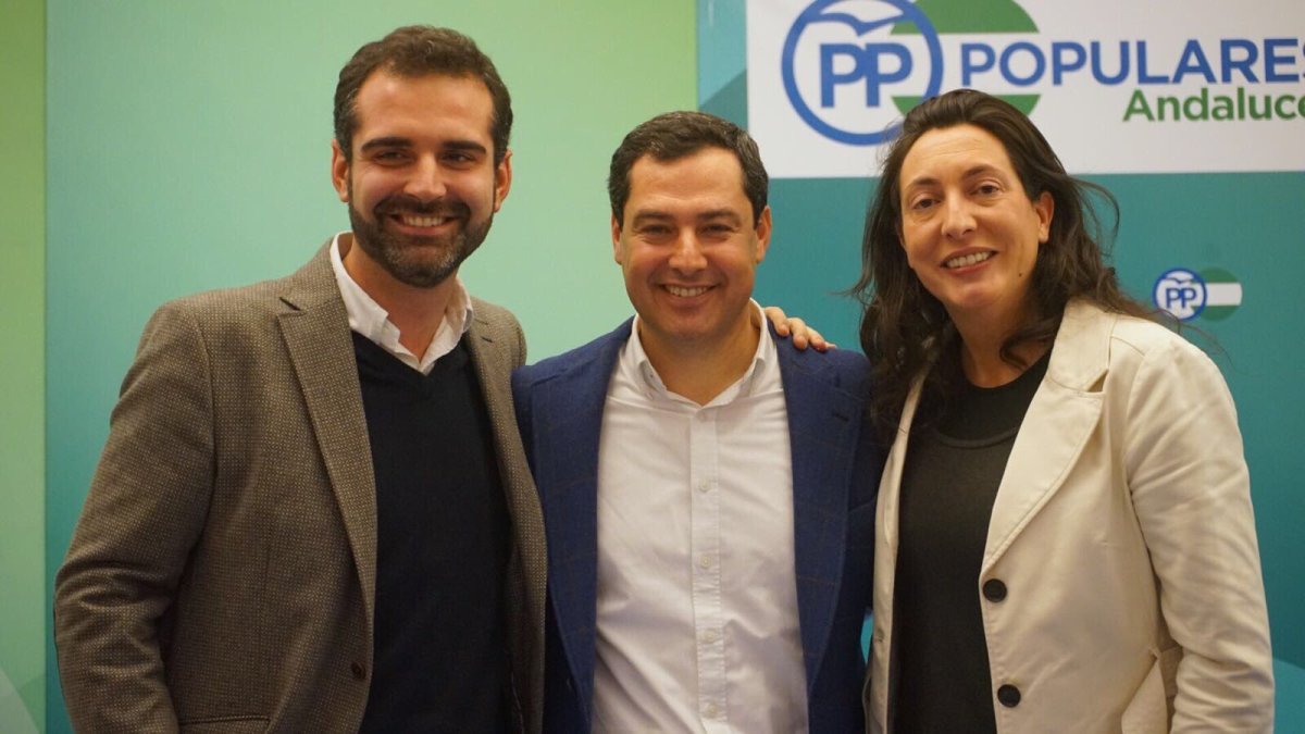 Fernández-Pacheco, esta mañana, junto a Juanma Moreno y Loles López.