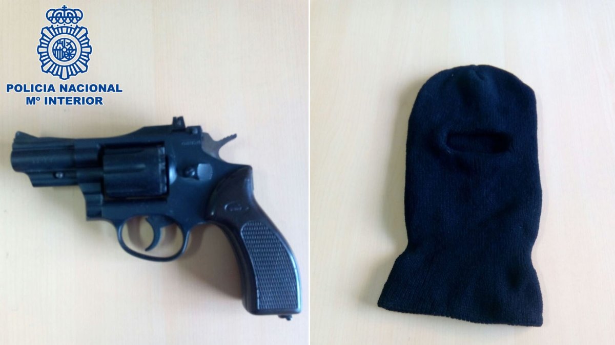 En la imagen, el arma simulada y uno de los pasamontañas utilizados por los delincuentes que la Policía halló en el registro de sus viviendas.