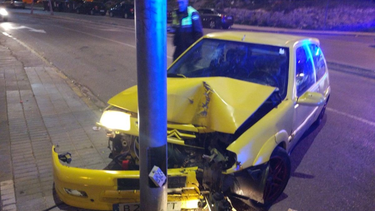 El coche del menor infractor colisionó finalmente contra una farola.