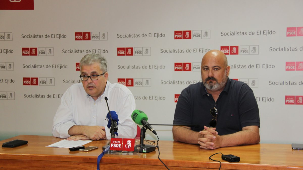 En la imagen, Tomás Elorrieta y Juanjo Callejón, concejales del PSOE en El Ejido.