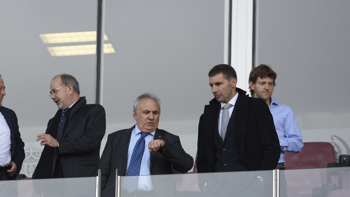 Alfonso García ve como el tiempo pasa y el Almería no se levanta.