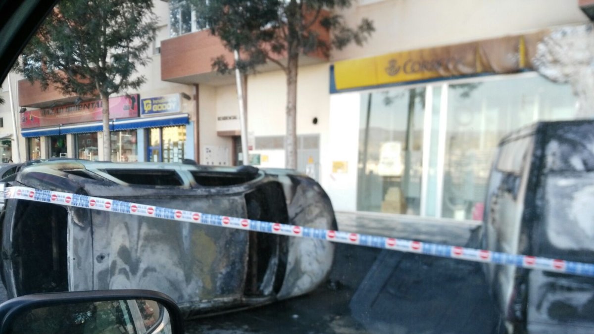 Aspecto de los vehículos calcinados en la avenida Rey Juan Carlos I de Roquetas de Mar.