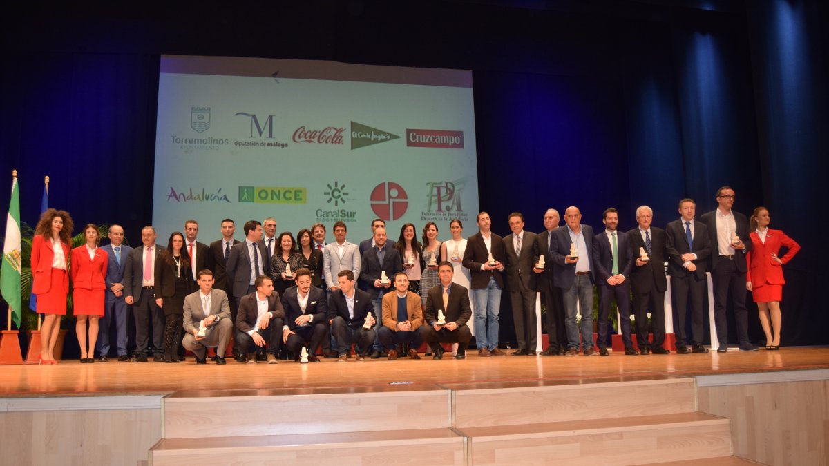 Víctor Fernández junto al resto de premiados por la prensa deportiva andaluza.