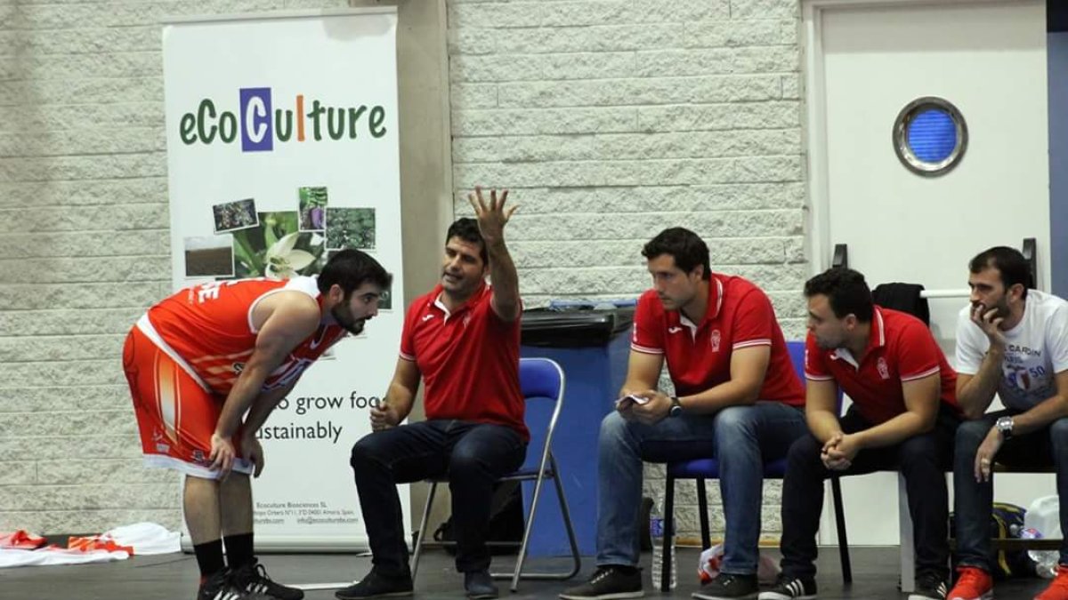 El jugador atiene las instrucciones de Raúl Fernández.