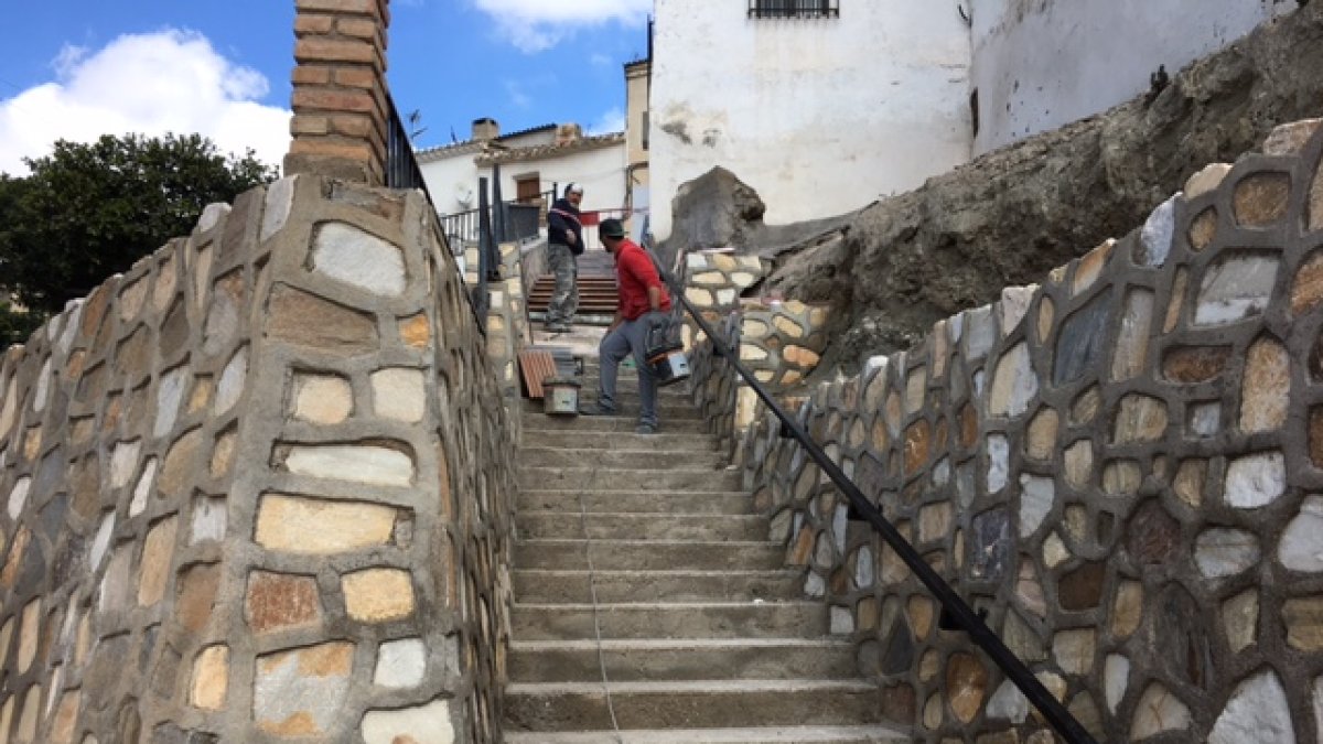 Trabajos en las escaleras de acceso a la calle Cruces.