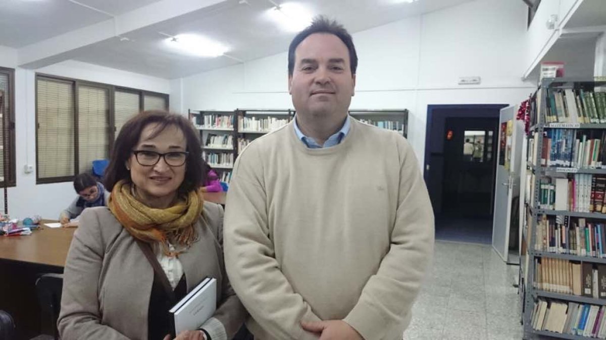 La concejala socialista Ángeles Carvajal con el bibliotecario de San Agustín.