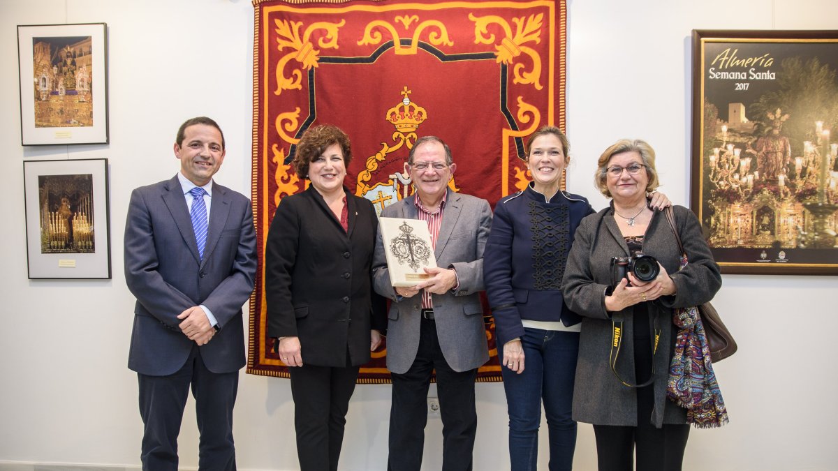 Reconocimiento al fotoperiodista Pepe Mullor en la apertura de la muestra.