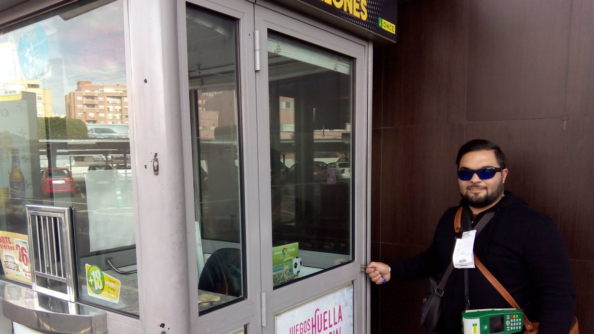 Nicolás Vázquez entrando al quiosco de Carrefour.