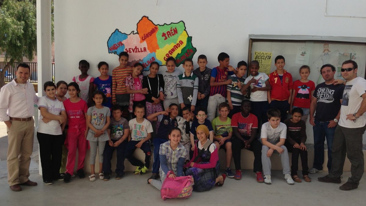 Imagen de archivo de alumnos del colegio San Ignacio de Loyola con algunos de sus profesores en el centro.