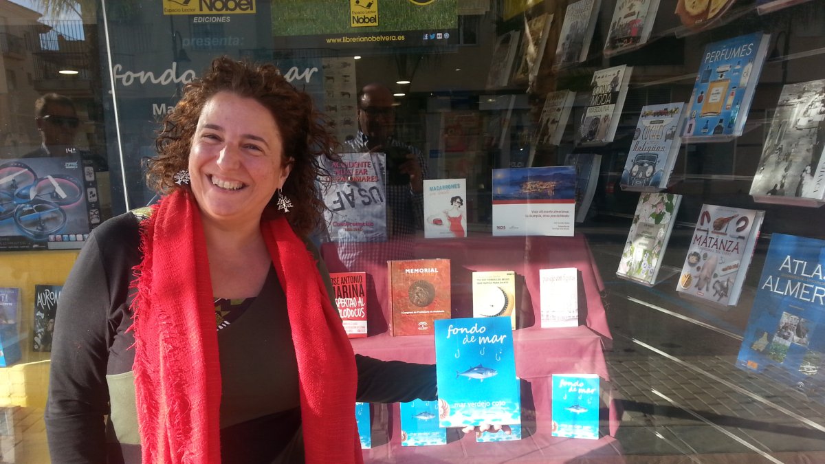 Mar Verdejo, junto a ejemplares de su libro.