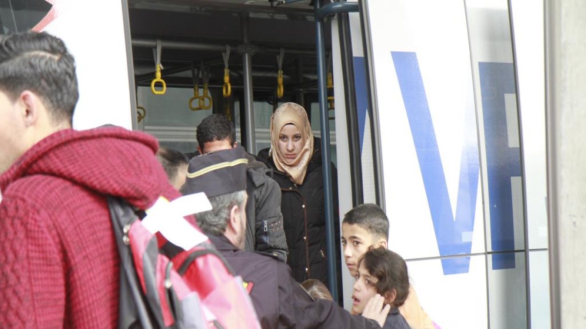 Refugiados sirios a su llegada al aeropuerto Adolfo Suárez-Barajas.