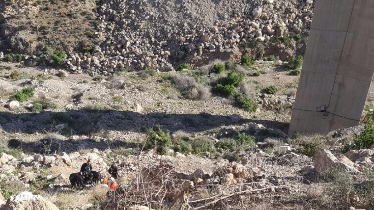 Imagen del rescate de la mujer accidentada