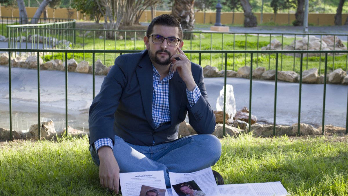 Félix Ruiz junto a las partituras de sus pasodobles dedicados a las falleras de Sagunto.