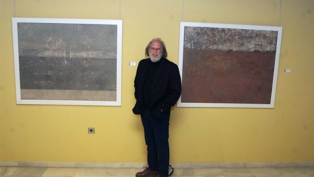 Ernesto Pedalino junto a dos de sus creaciones.