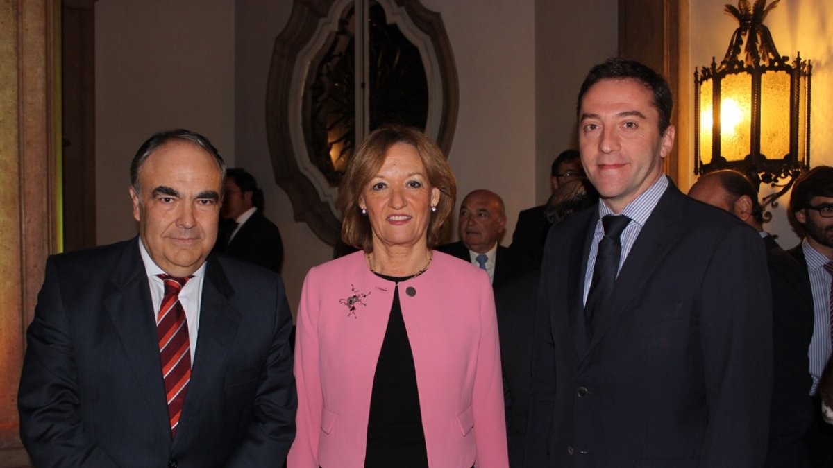 Ricardo Domínguez, vicepresidente titular de Agricultura, a la derecha, junto a Carmen Ortiz (consejera de Agricultura) y Antonio Luque, presidente d