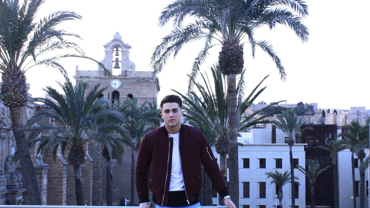 Diego Crespo Arcos muestra Almería desde la privilegiada azotea del Hotel Catedral.