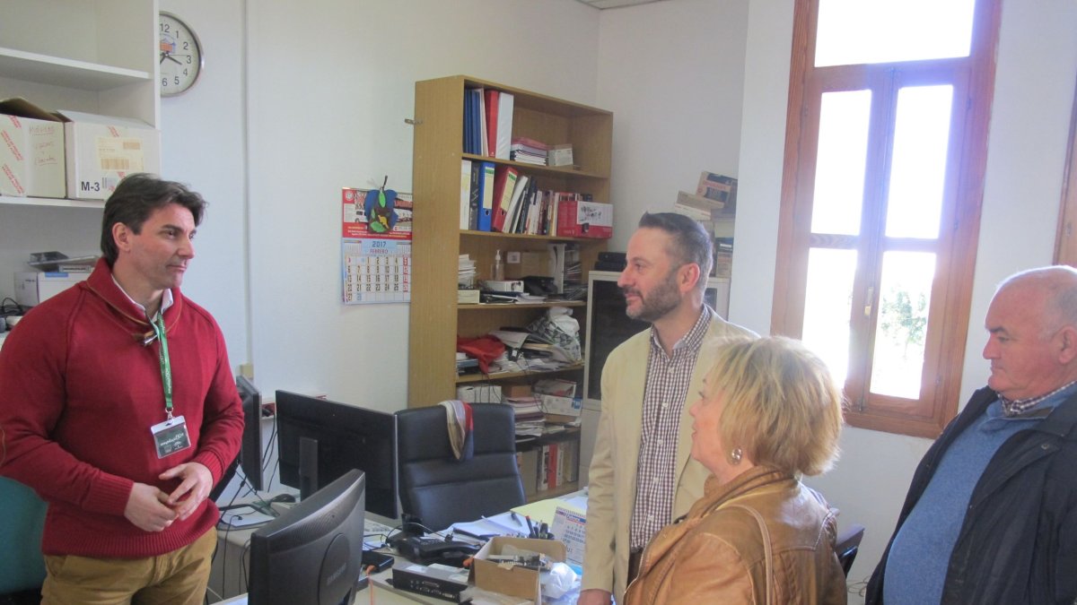 El delegado de Economía, Innovación, Ciencia y Empleo junto a la concejal de Empleo y Mujer de Vícar y uno de los trabajadores contratados con los pl