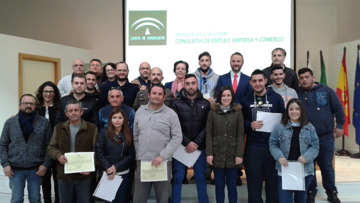 Alumnos de la Escuela del Mármol de Andalucía tras recibir los diplomas ayer.