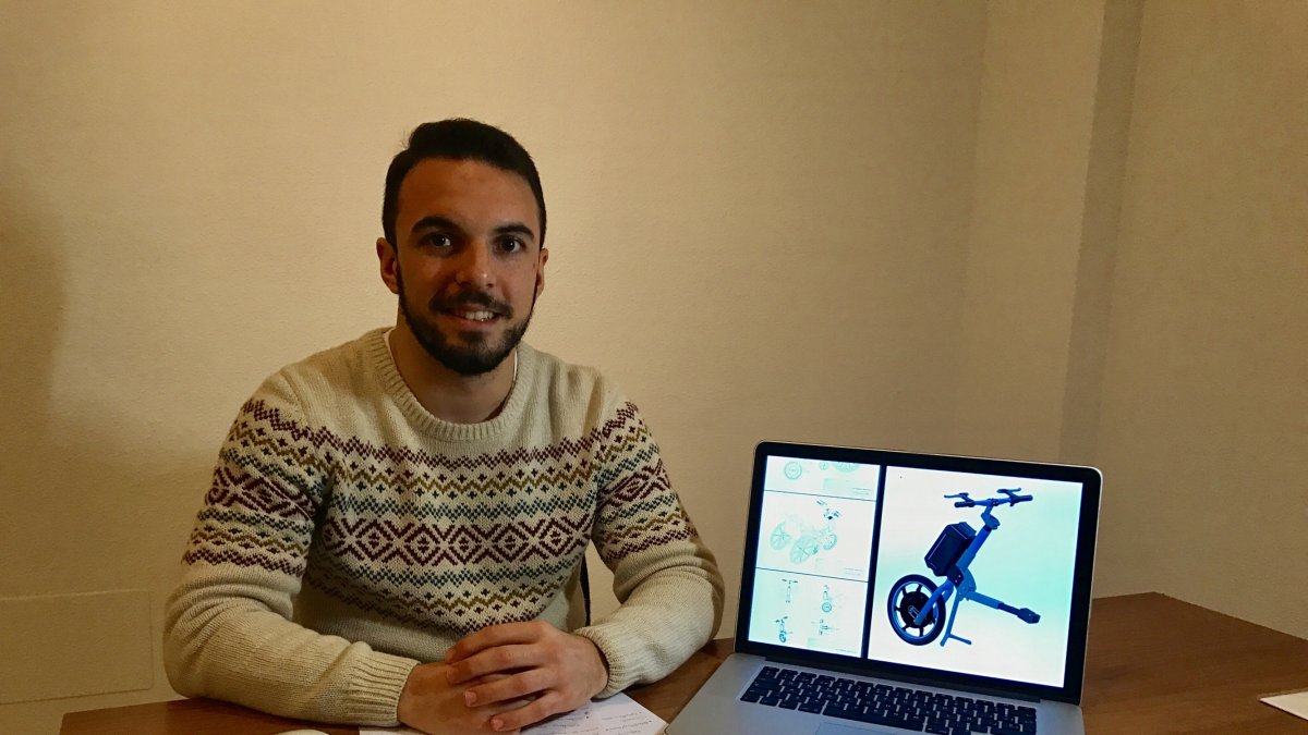 El albojense Antonio Molina junto al proyecto ganador.