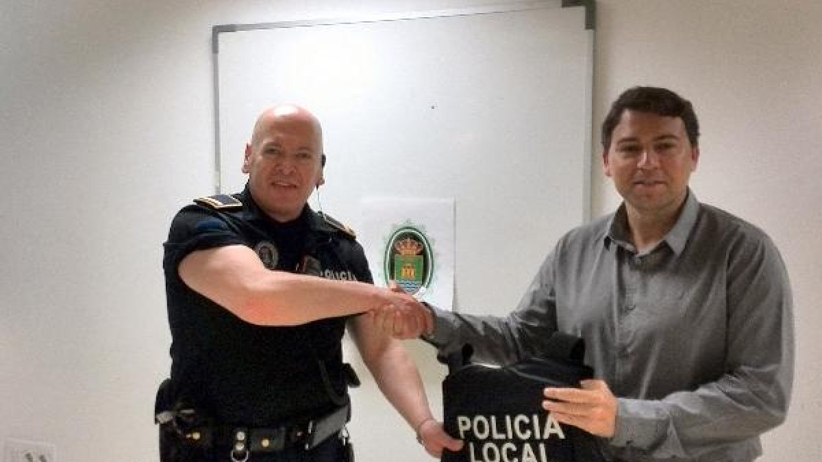 Marco Muñoz con un agente en la entrega de chalecos antibala a los policías locales de El Ejido, en 2015.